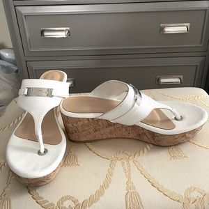 White platform backless sandal with v-shaped strap